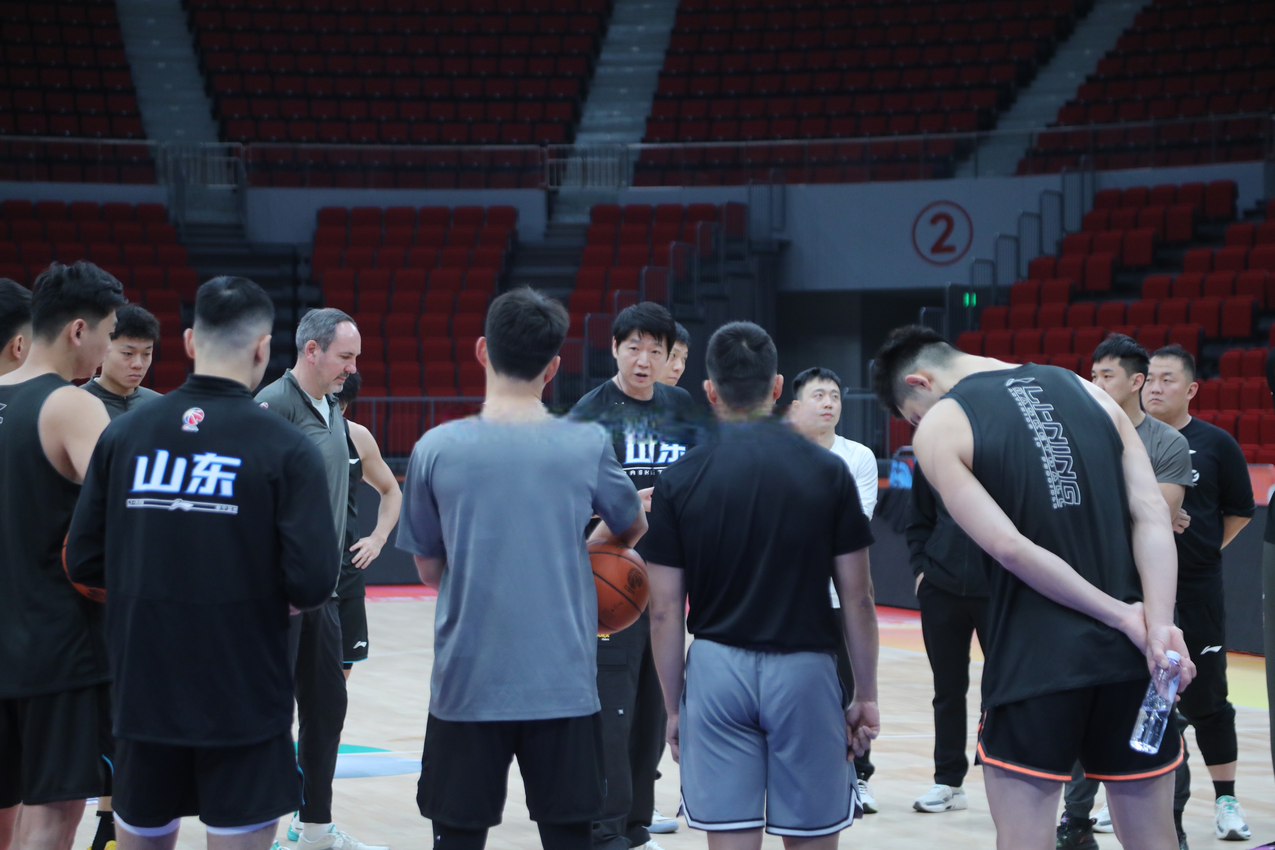 山东男篮迎英超关键赛,关键时刻防线松动,管理层满意,年轻球员得到机会的简单介绍